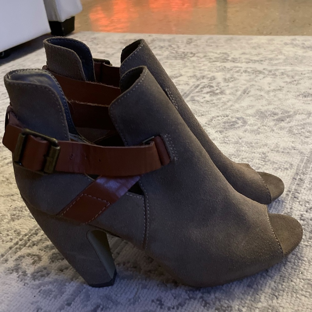 SOLD! Steve Madden Peep Toe